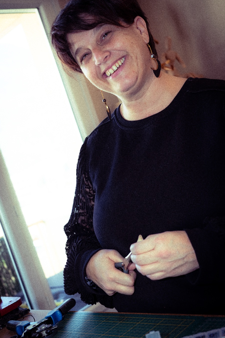 Sandrine Veyrat, artisane de L'Atelier de Maîtresse, à son établi