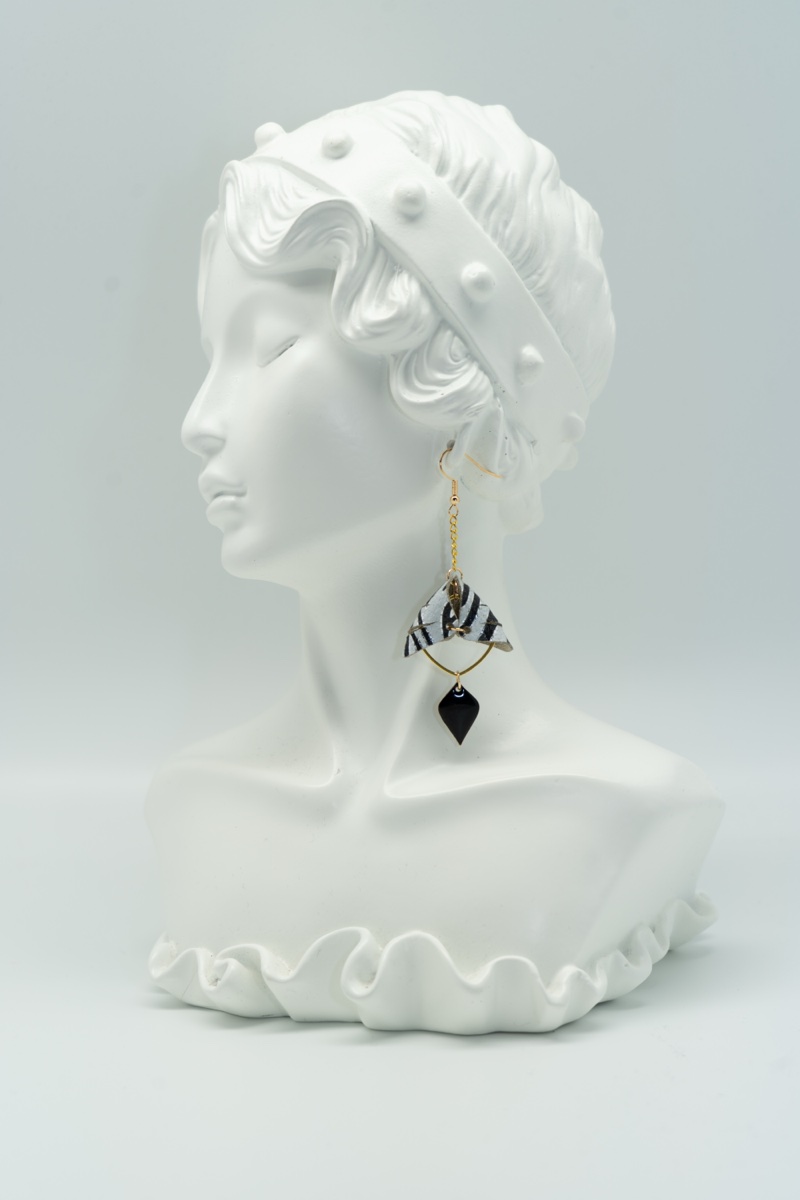 Boucle d'oreille losange sur buste de profil