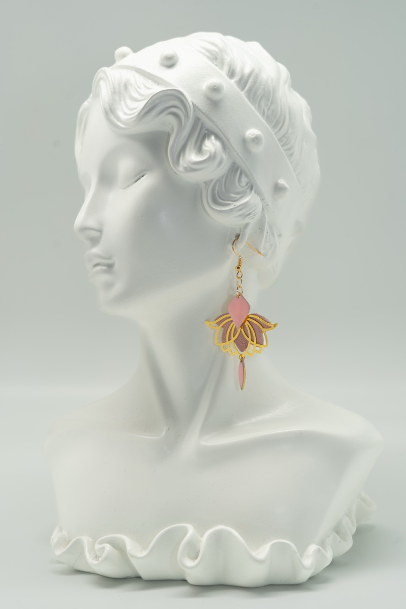 Boucle d'oreille fleur rose et or sur buste