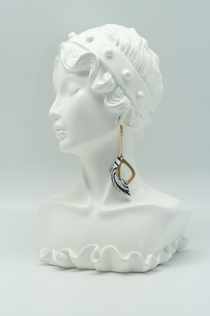Boucle d'oreille goutte en cuir zébré sur buste