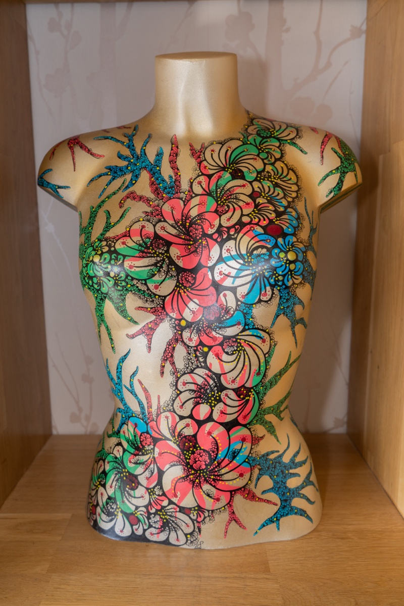 Buste mannequin peint de motifs floraux colorés