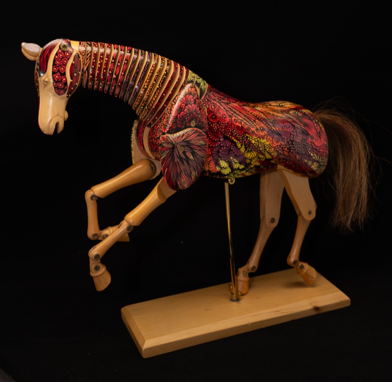 Cheval en bois articulé peint à la main, L'Atelier de Maîtresse