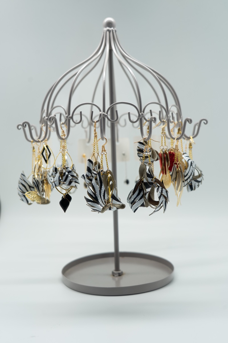 Présentoir arbre avec la collection de boucles d'oreilles L'Atelier de Maîtresse