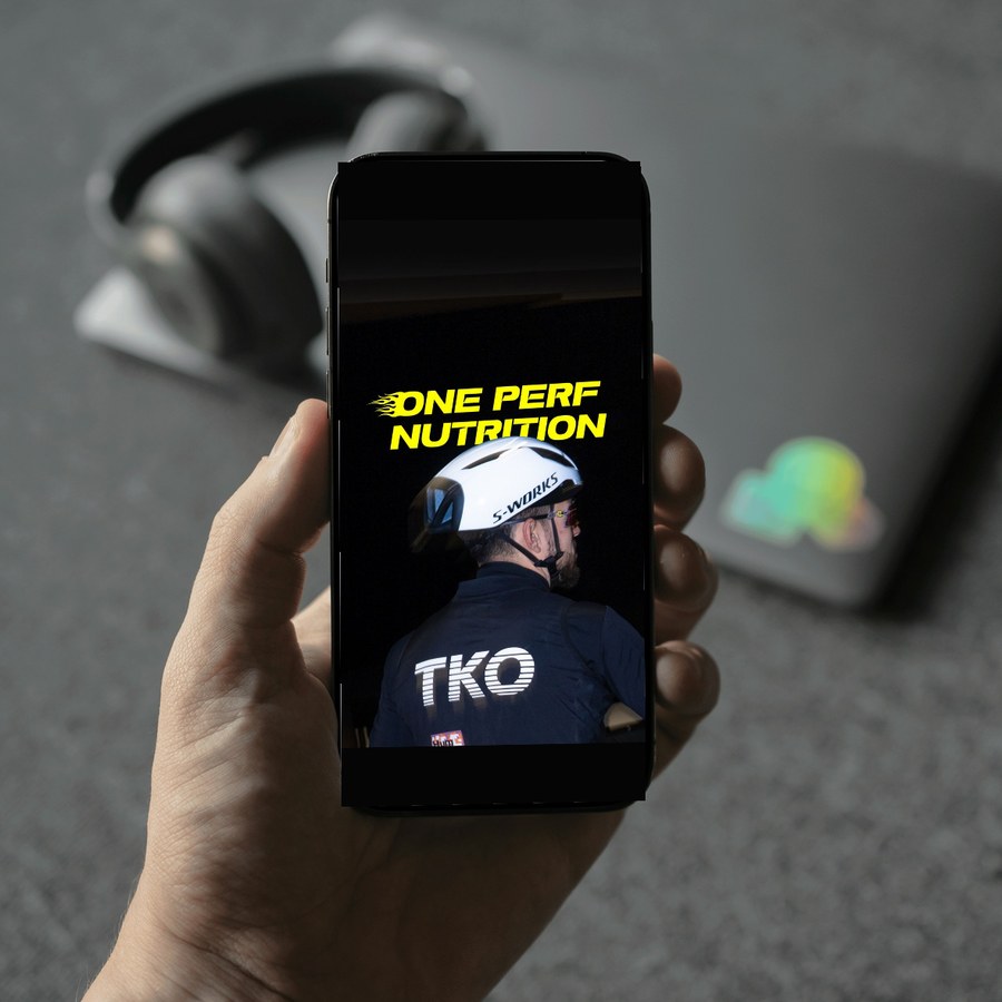 Réel Instagram One Perf Nutrition affiché sur un iPhone tenu en main