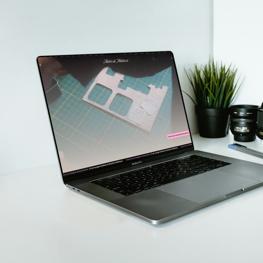 Site vitrine L'Atelier de Maîtresse affiché sur un MacBook Pro