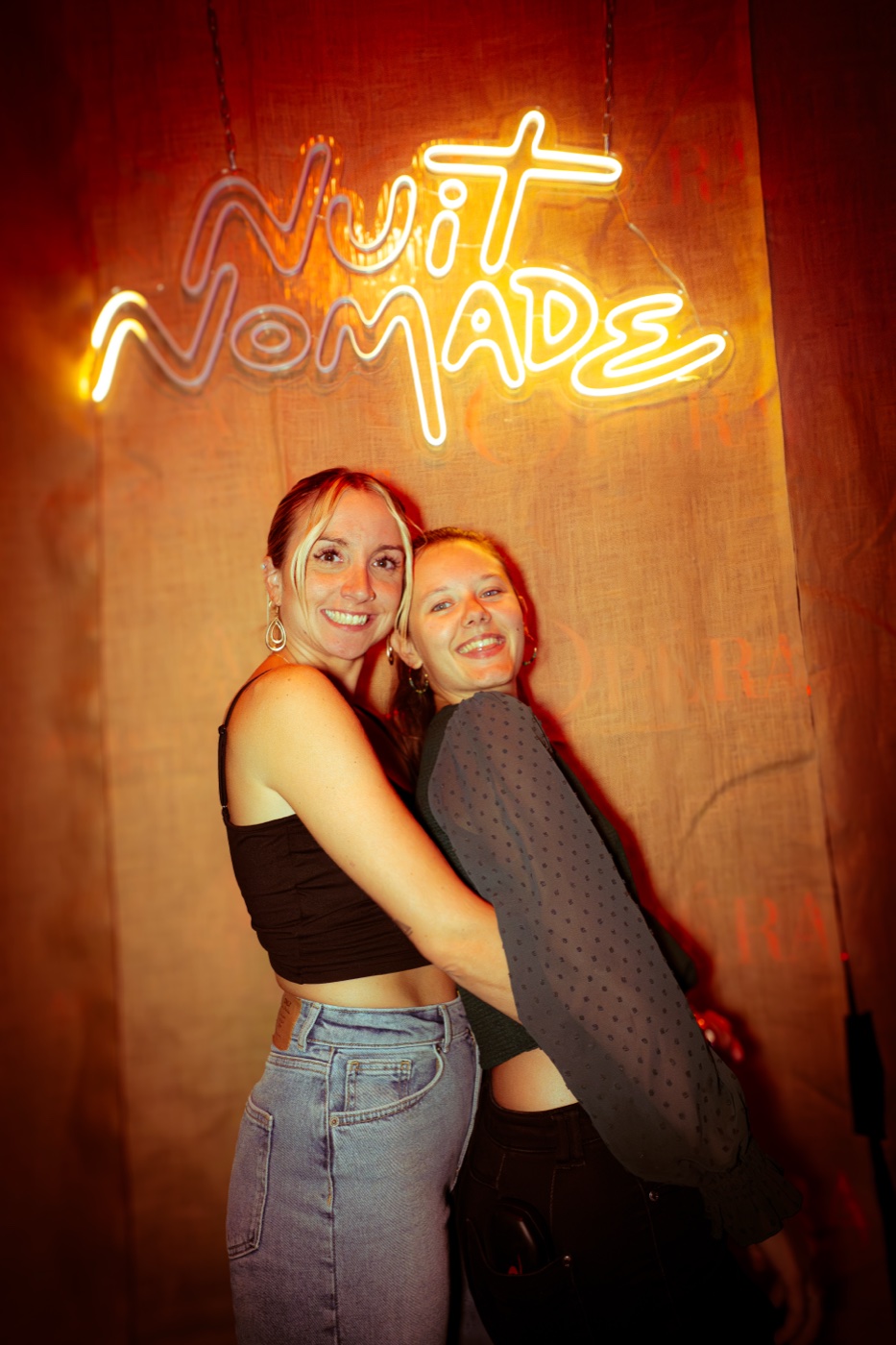 Invitées devant le néon Nuit Nomade